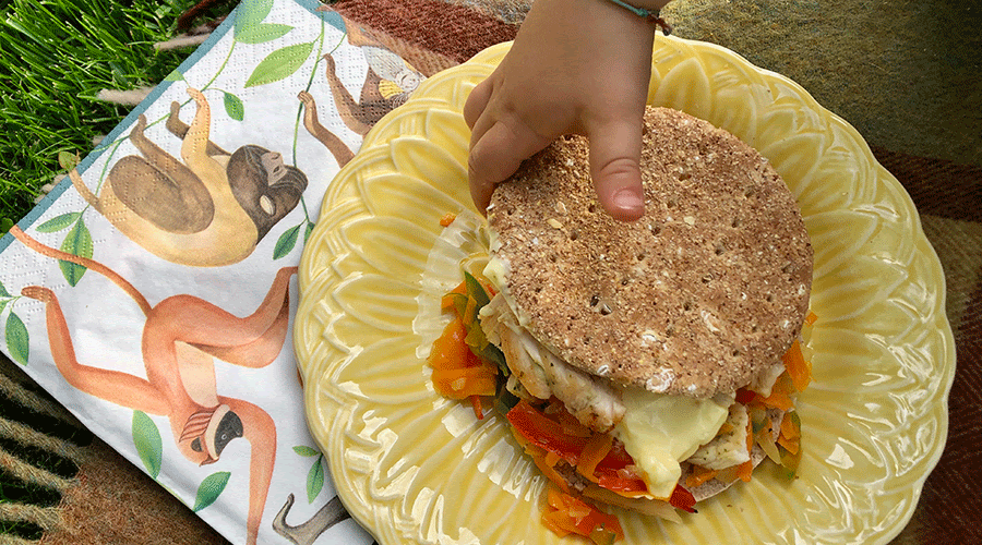 Pita rellena de verduras y pollo