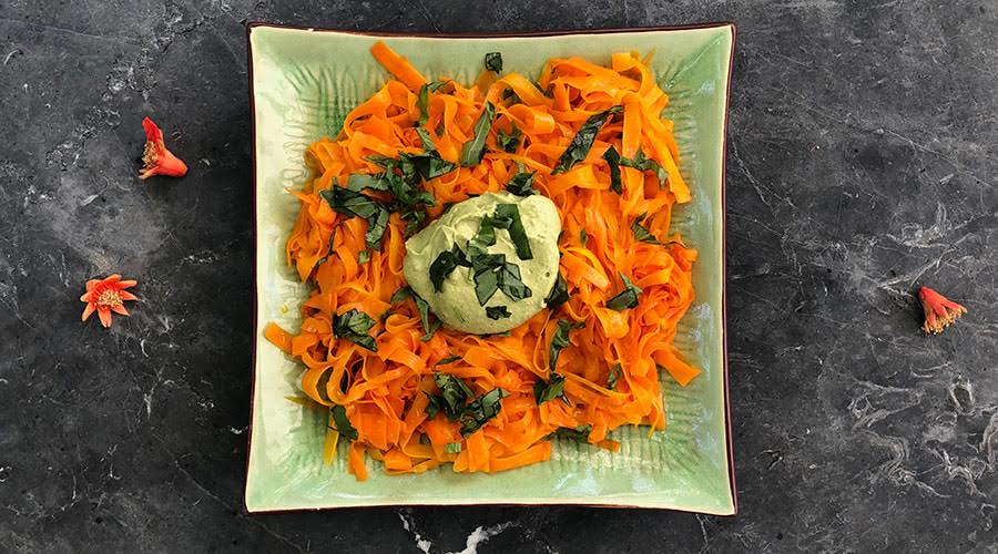 Tallarines de Zanahoria con Pesto de Aguacate