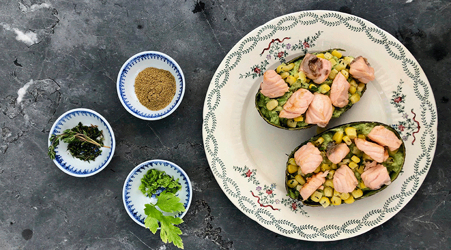Aguacate relleno de salmón
