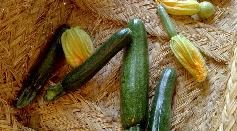 Ensalada de Calabacín con queso de cabra y piñones