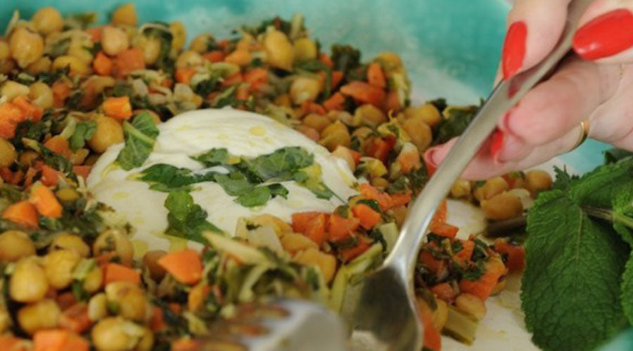 Garbanzos con acelgas salteados con yogur griego