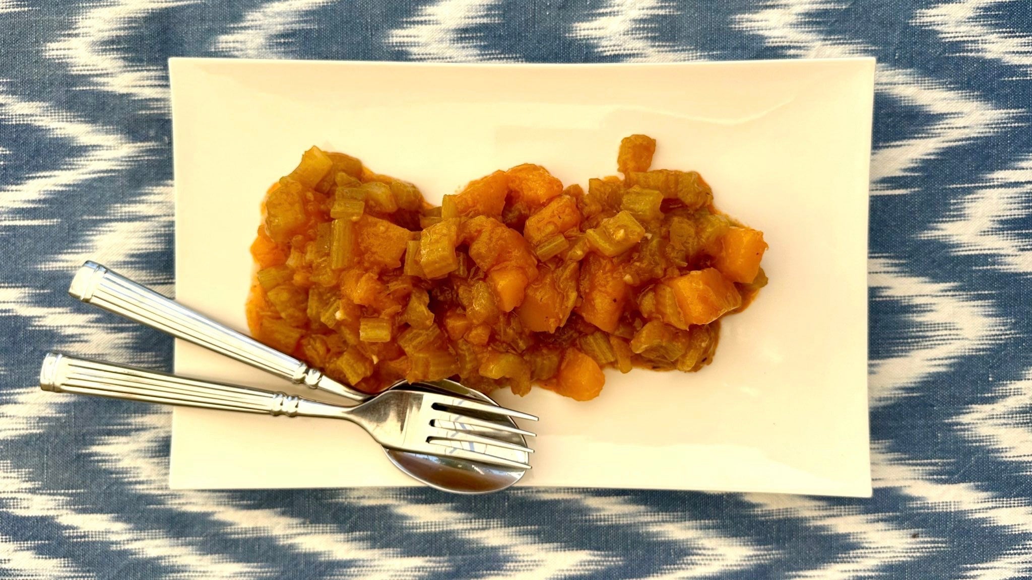 Guiso de apio y calabaza en salsa de tomate frito