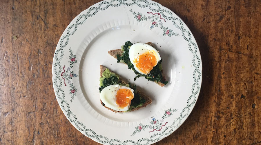 Tostas de aguacate y espinacas con huevo