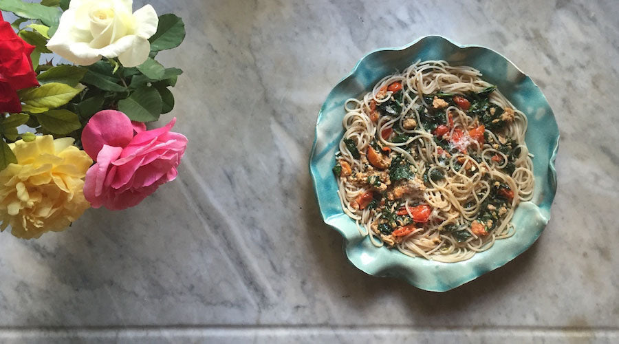 Espaguetis con espinacas y tomate