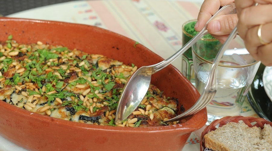 Calabacines sobre cama de cebolla al horno