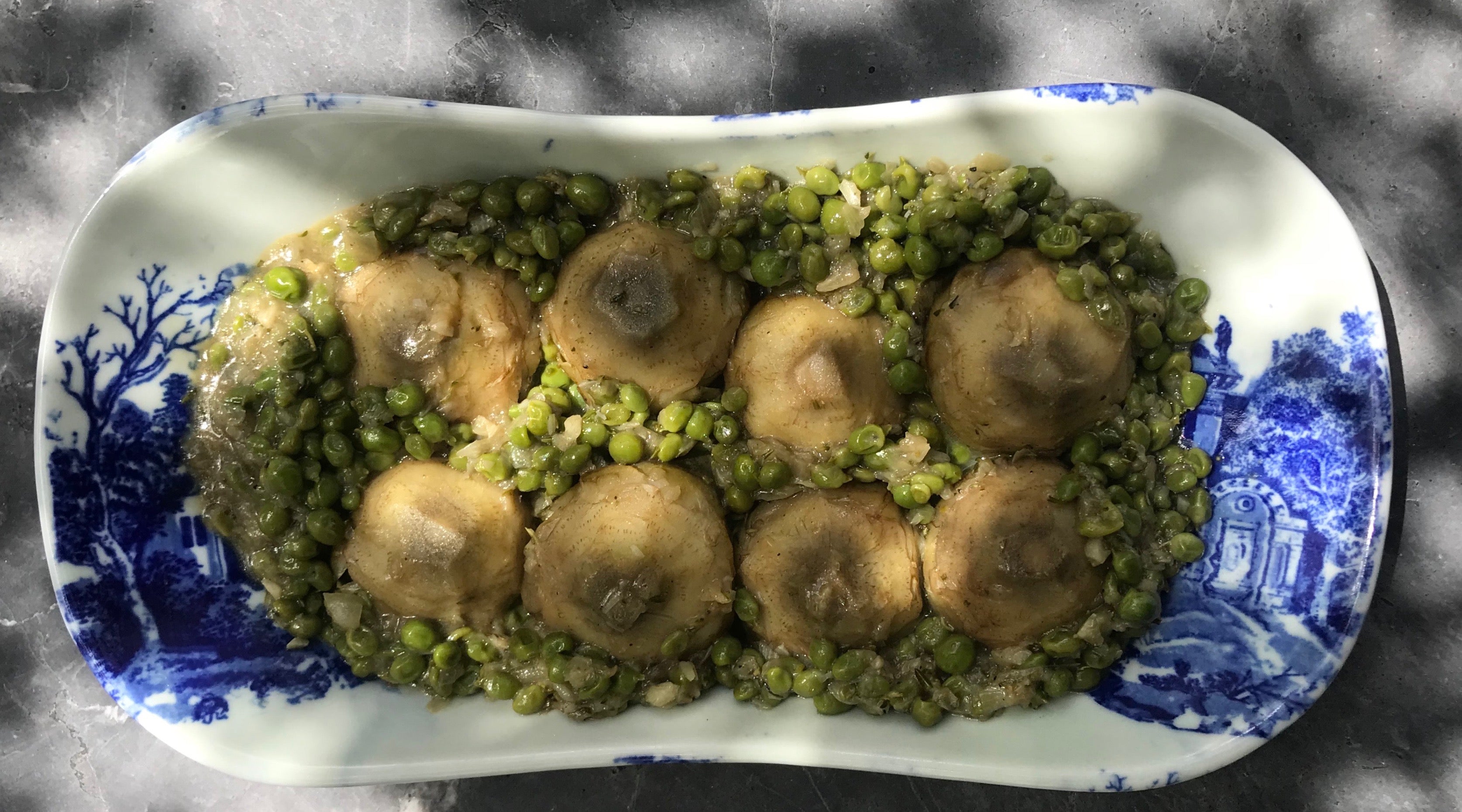 Alcachofas con guisantes