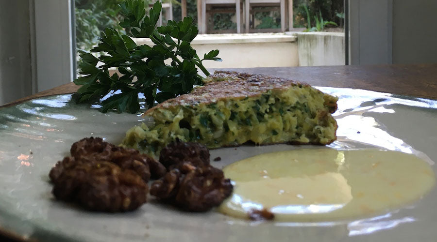 Kuku Sabzi con nueces y salsa de yogur