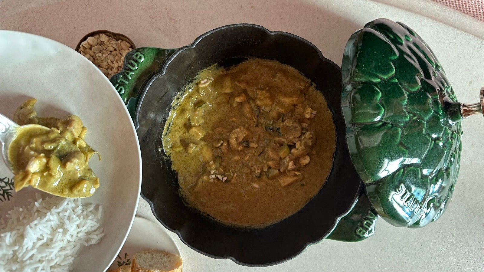 Pollo salteado con calabacín y humus de calabacín