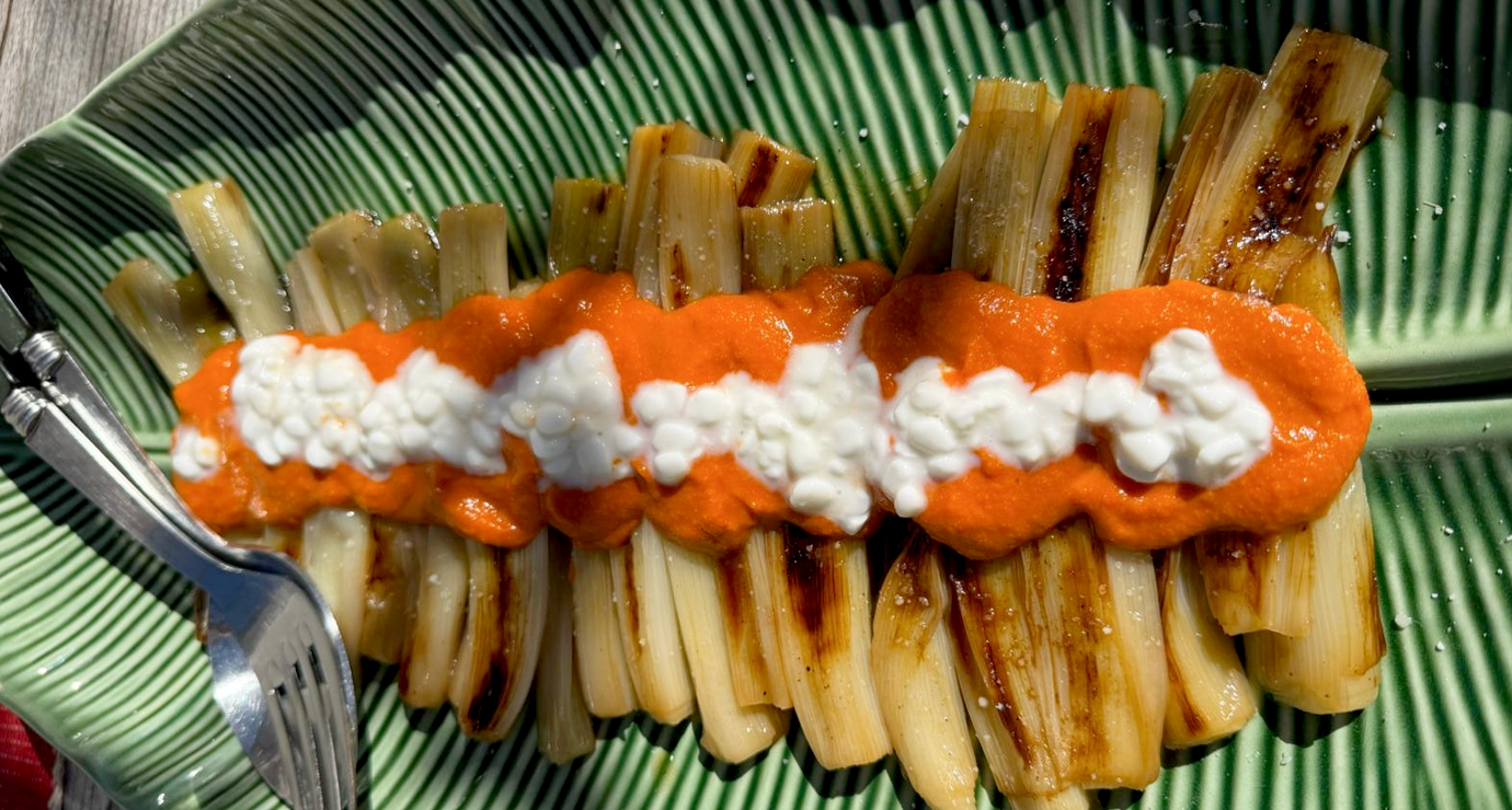 Calçots con salsa de Hummus de pimiento y queso Cottage