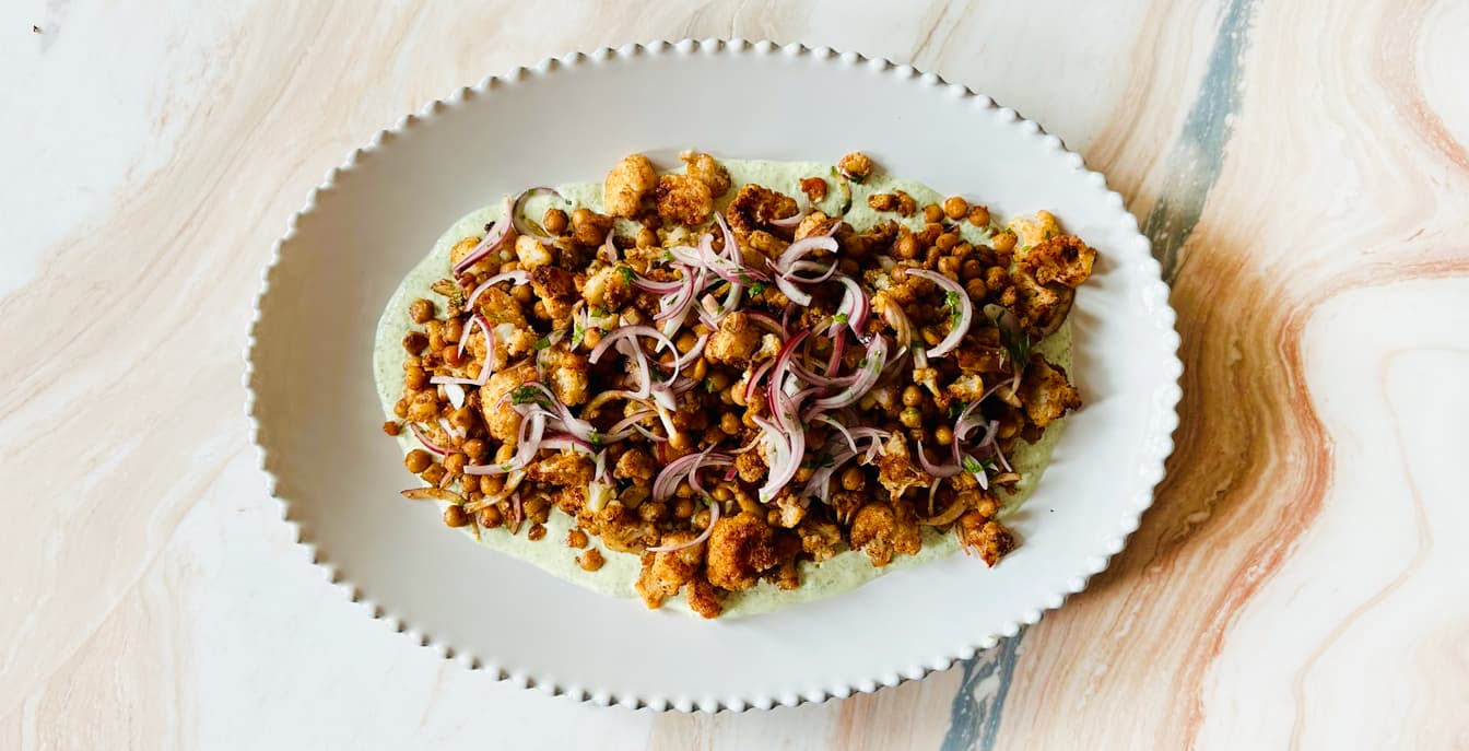 Coliflor y garbanzos al horno con salsa de yogurt