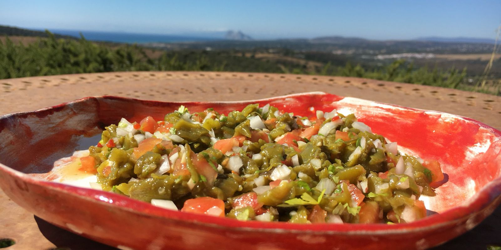 Ensalada de pimientos verdes y pimientos rojos