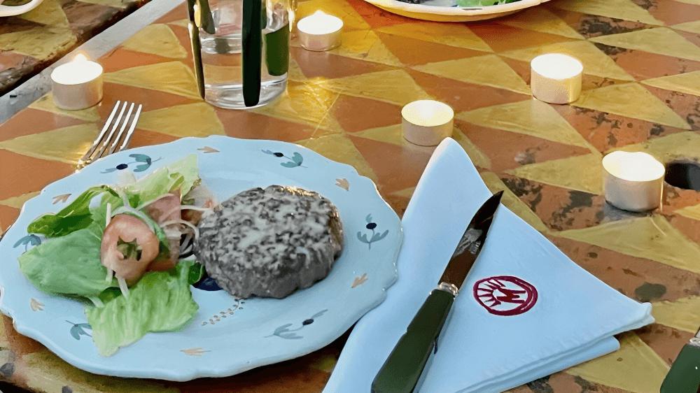 Hamburguesa de  buey con salsa de queso azul