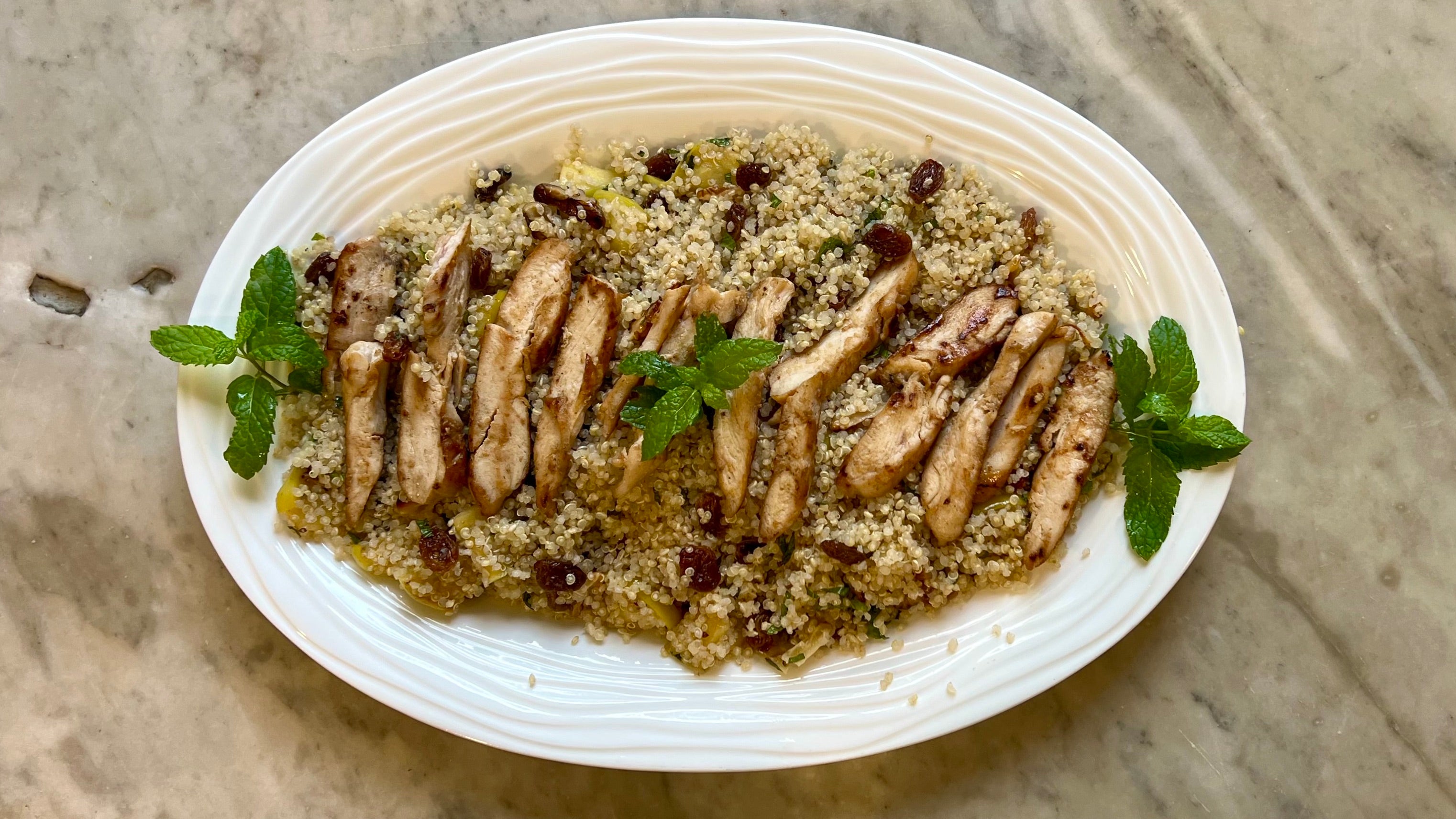Quinoa con manzana, hierbabuena y pechuga de pollo a la plancha