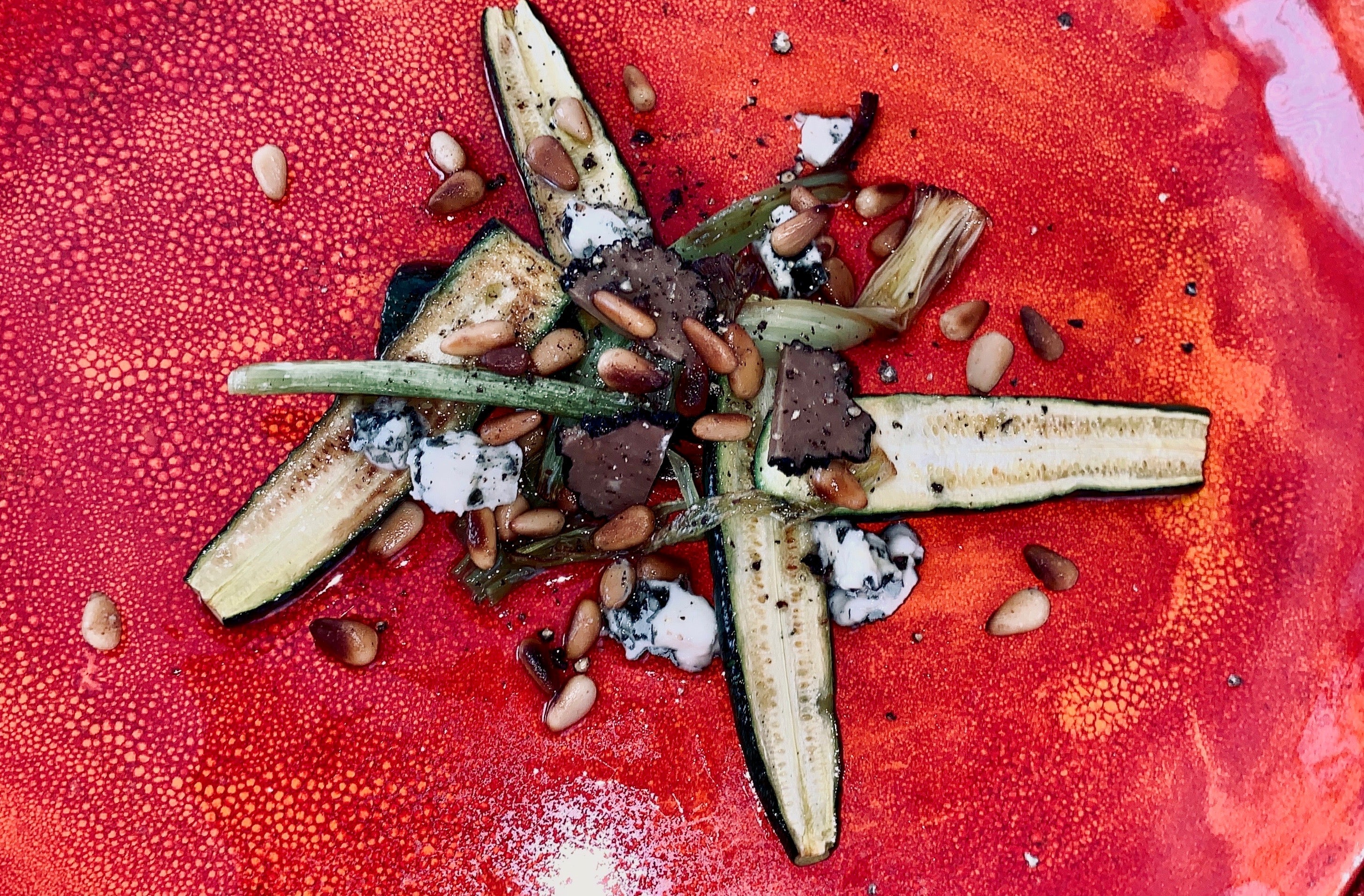 Mini calabacines a la parrilla con queso y trufa negra