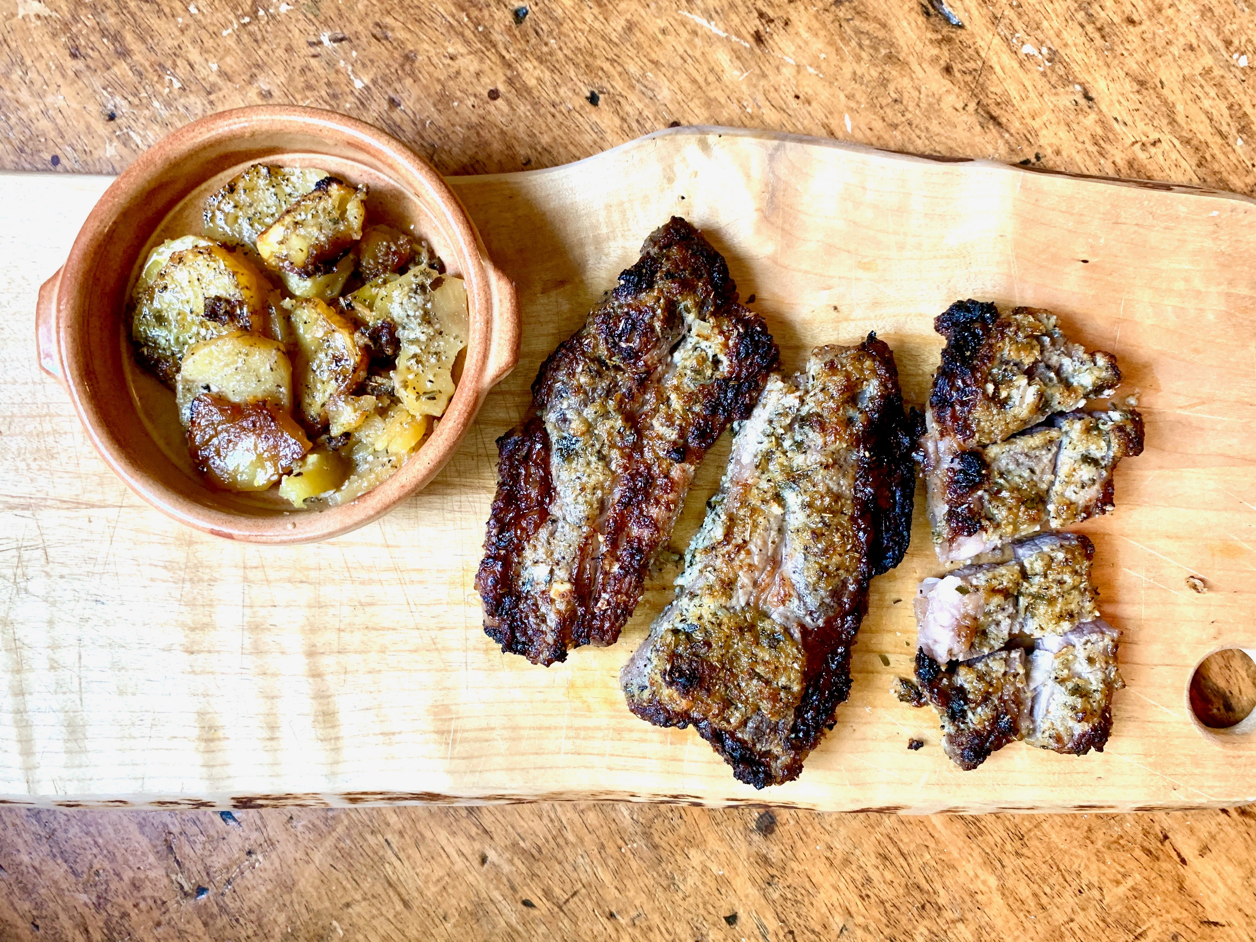 Churrasco de añojo al horno con patatas a lo pobre