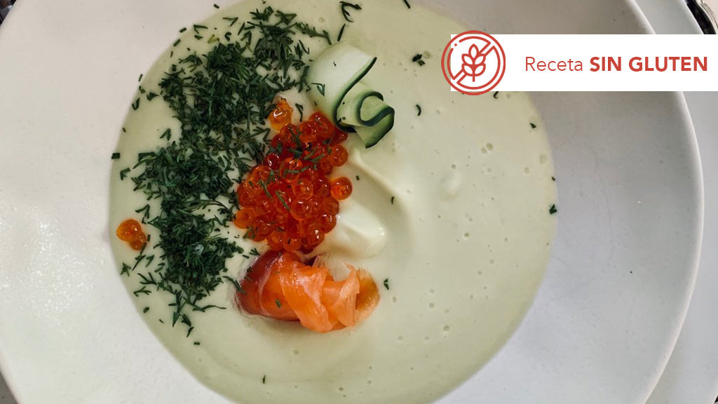 Crema fría de pepino y aguacate con salmón ahumado