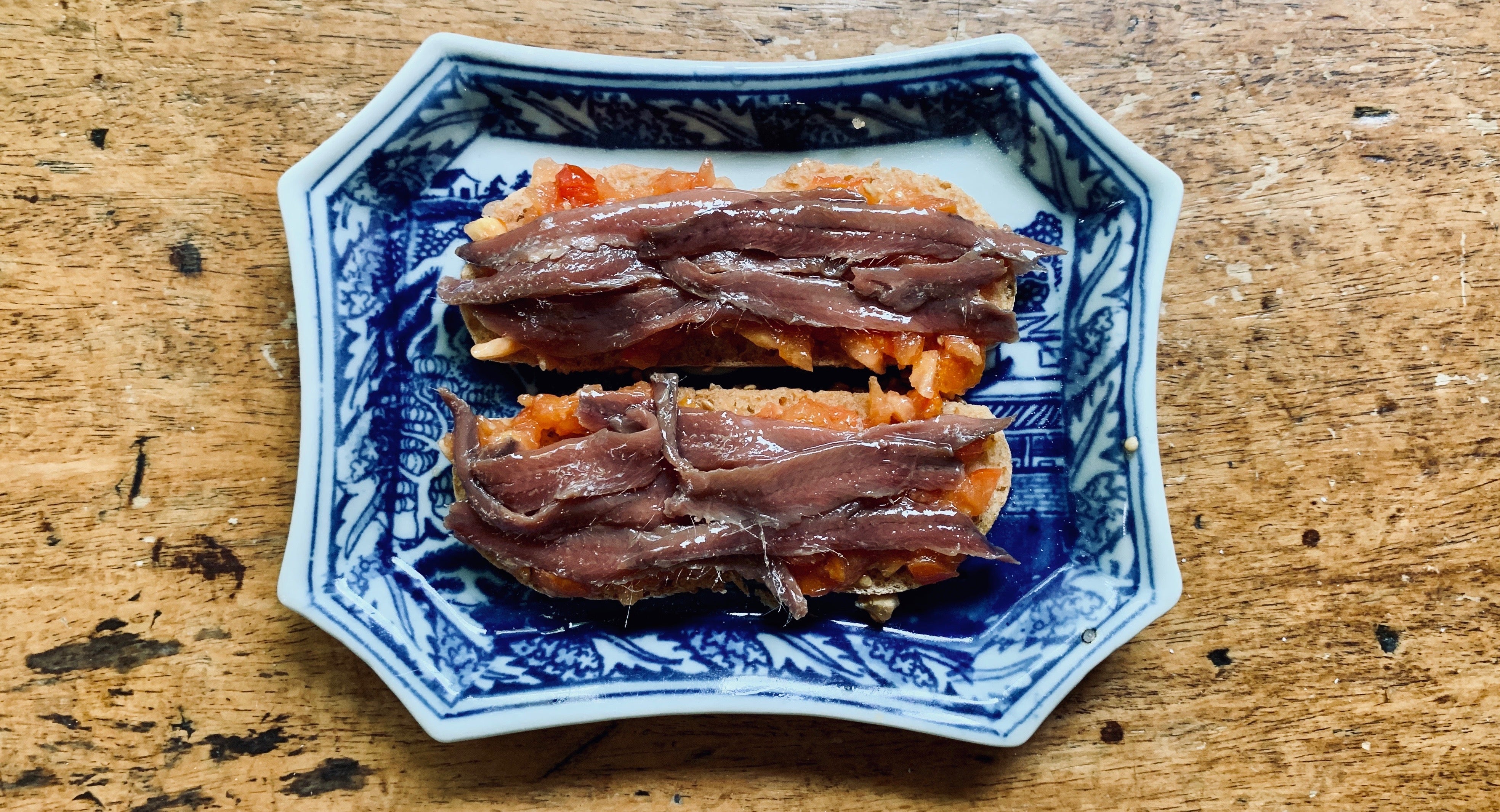 Tapa de anchoa con tomate de colgar