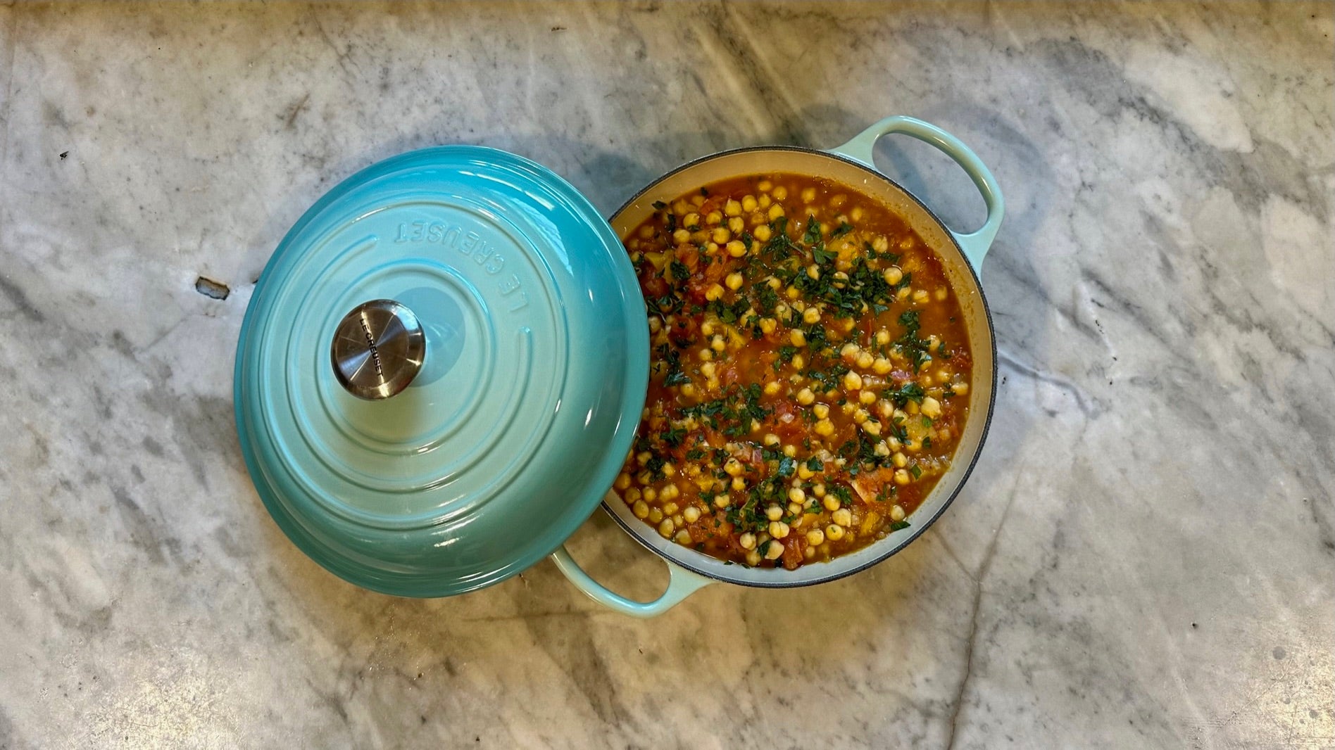 Curry de garbanzos cocidos con melocotón en almibar