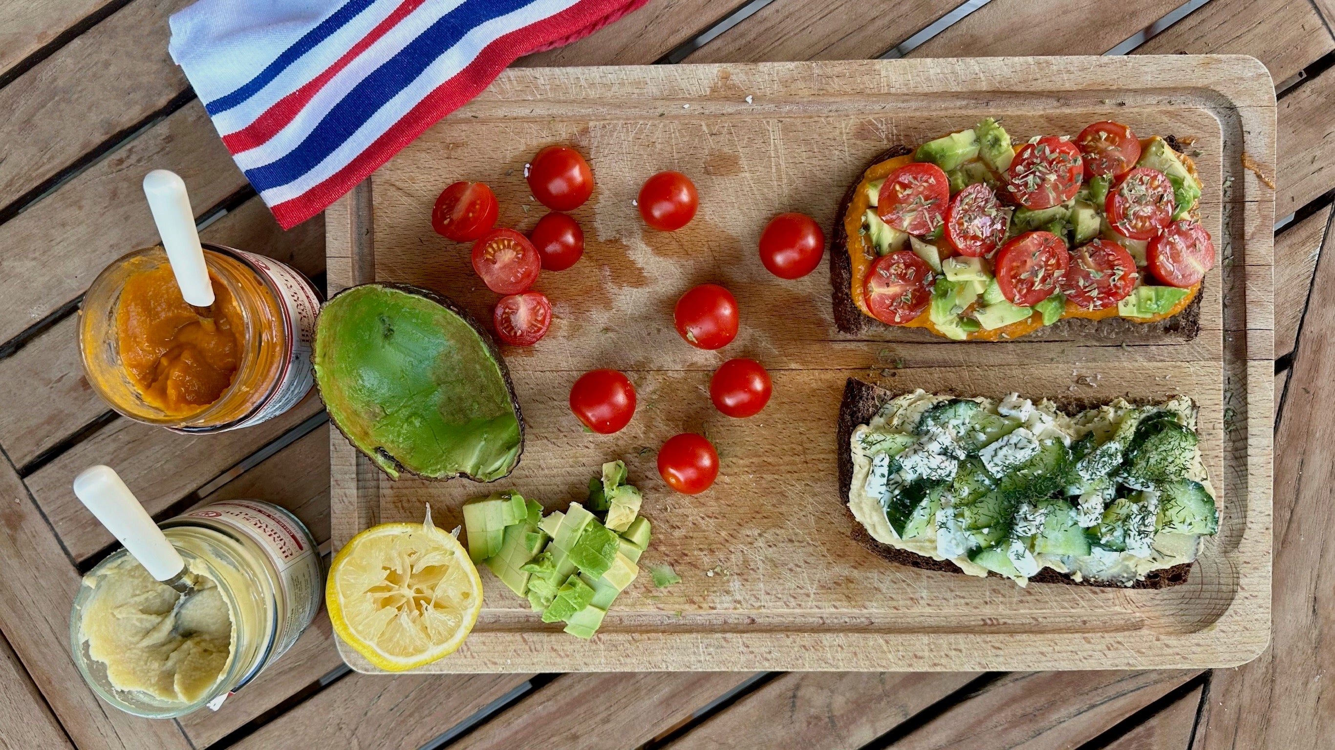 Tostas veraniegas de humus de garbanzos y hummus de tomate