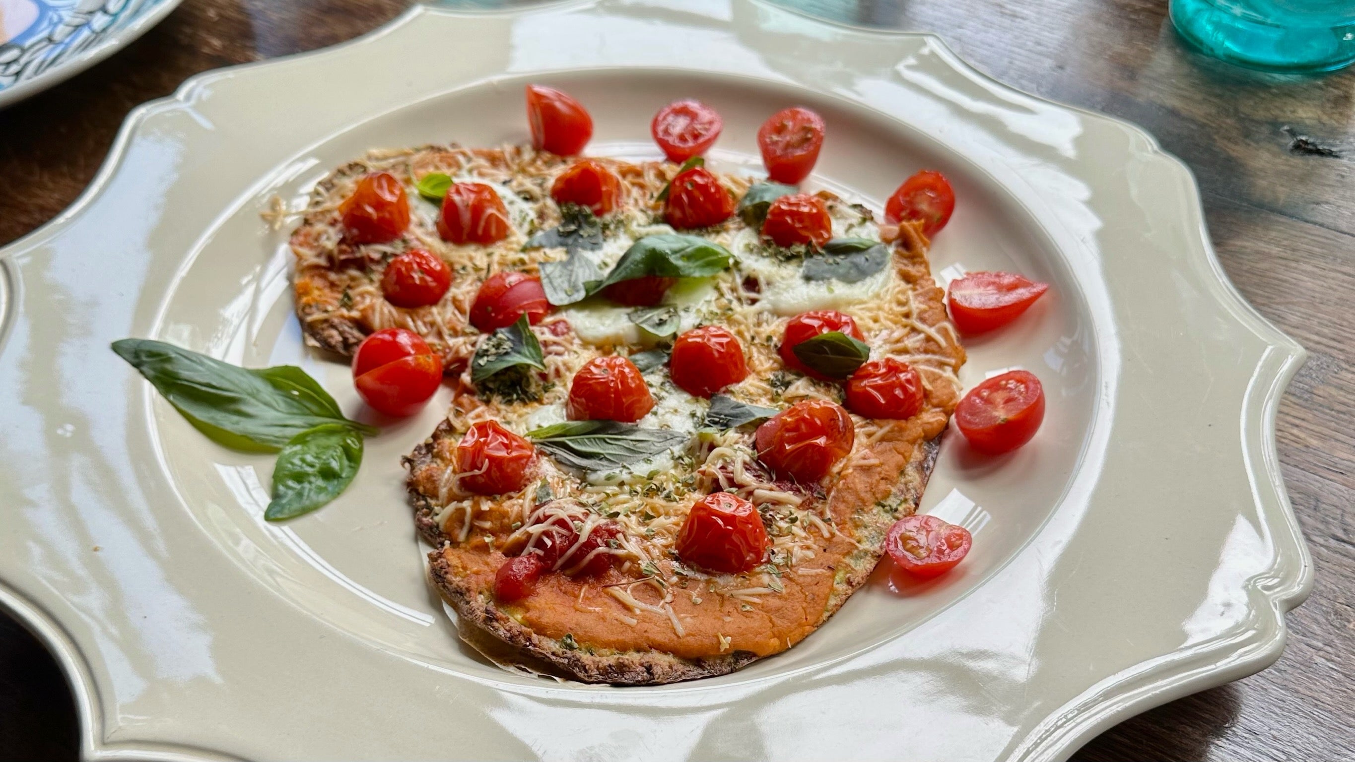 Pizza con masa de calabacín y hummus de tomate asado