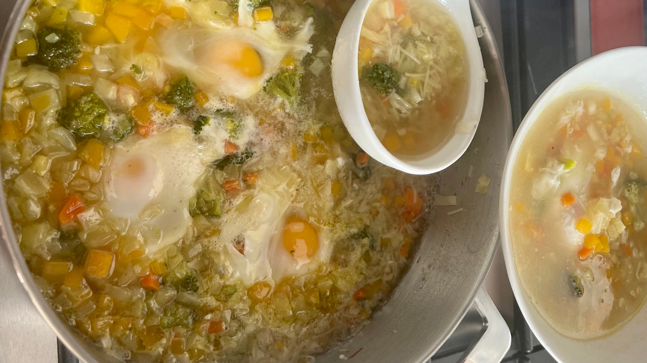 Sopa de verduras y fideos con huevo escalfado