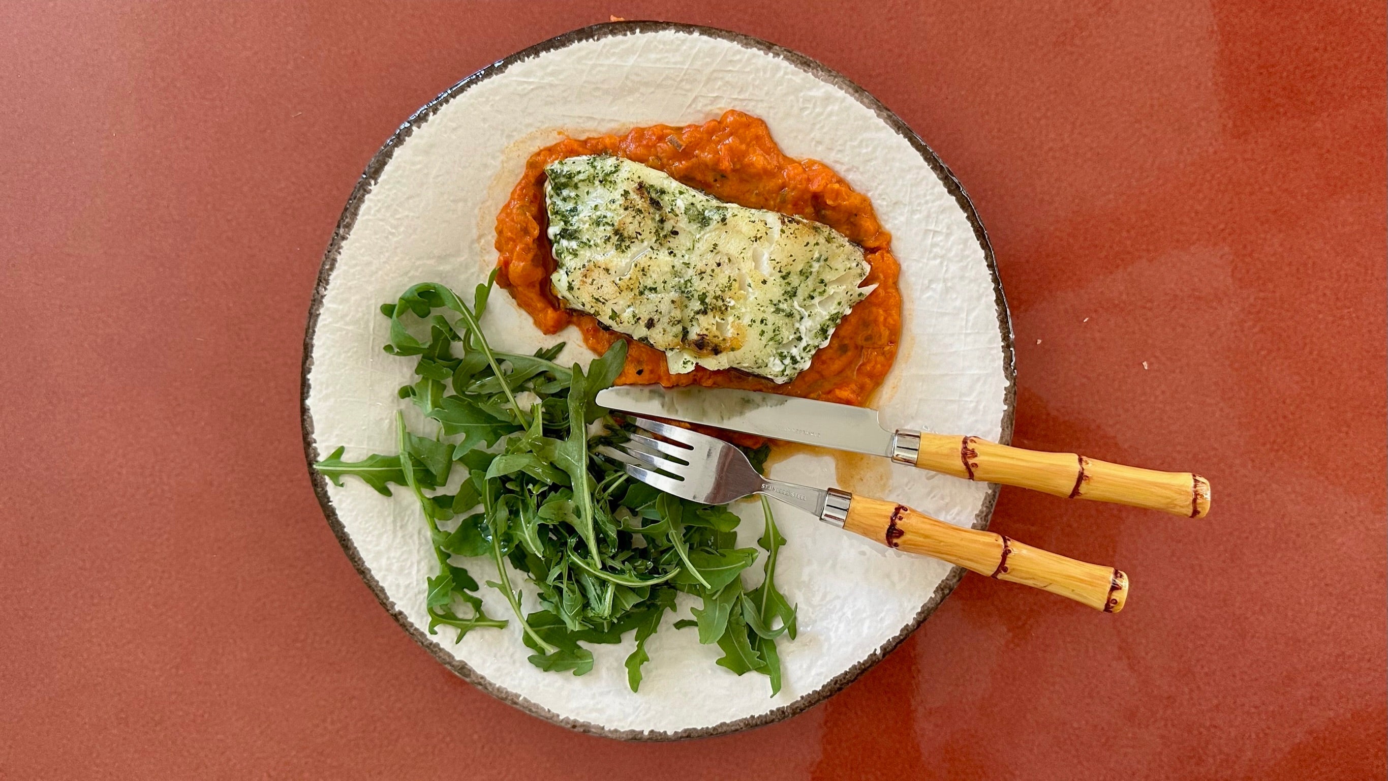 Bacalao sobre hummus de pimiento ilustrado