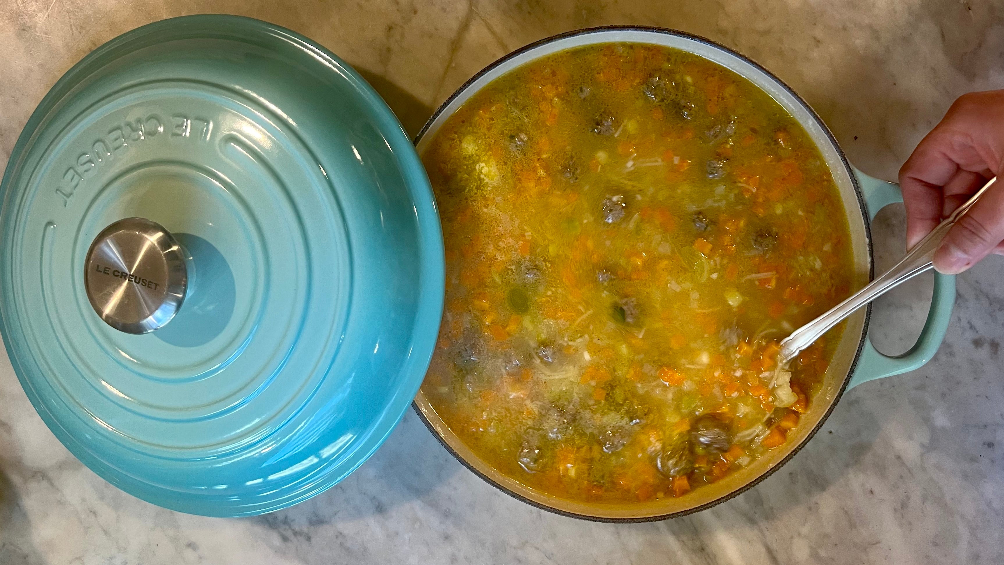 Sopa de verduras con mini albóndigas