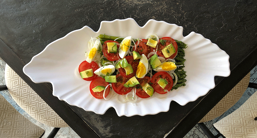 Ensalada de espárragos trigueros con aguacate y tomate