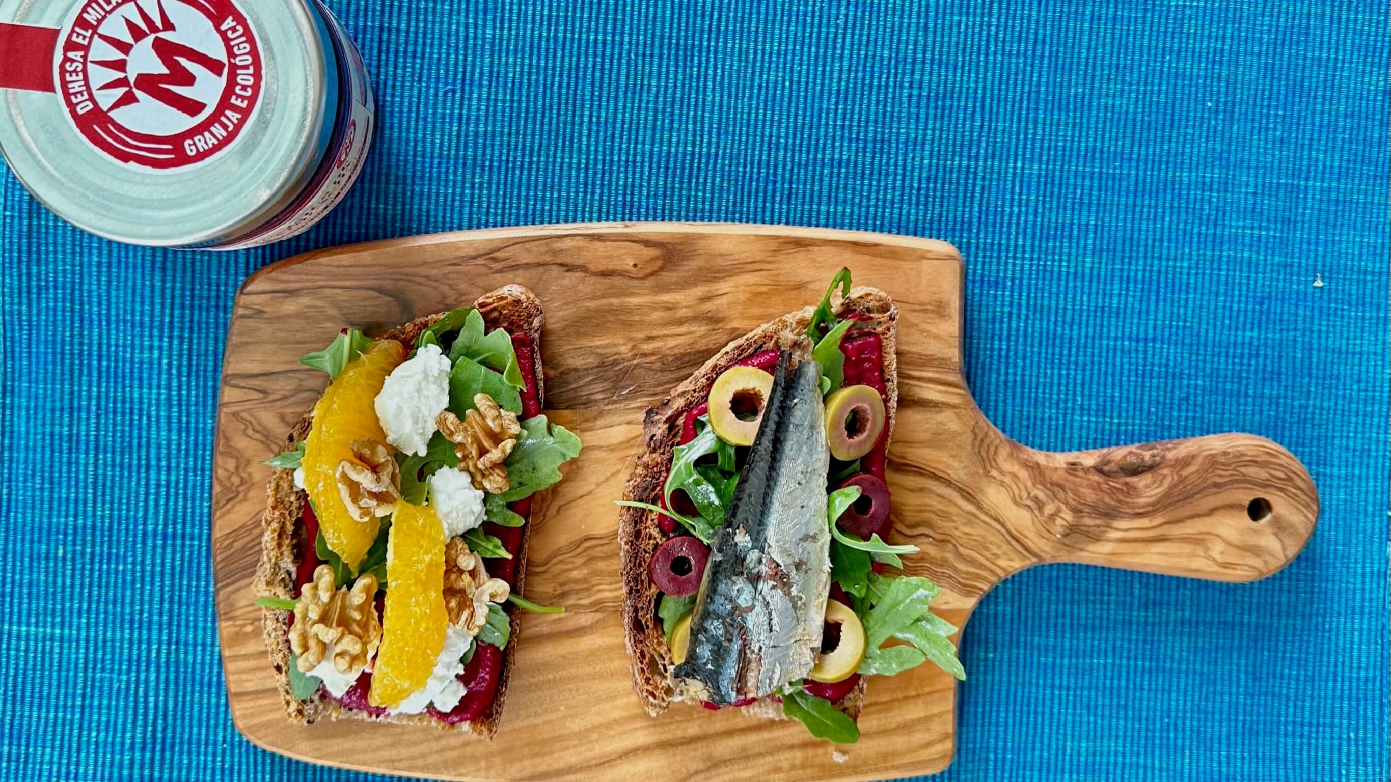 Tostas veraniegas de hummus de remolacha