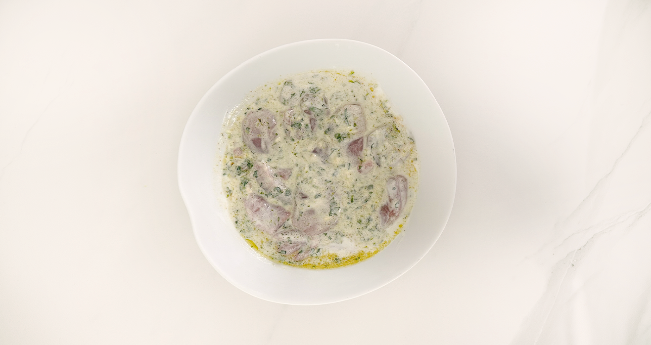 Adobo de pollo con yogur , lima y hierbas