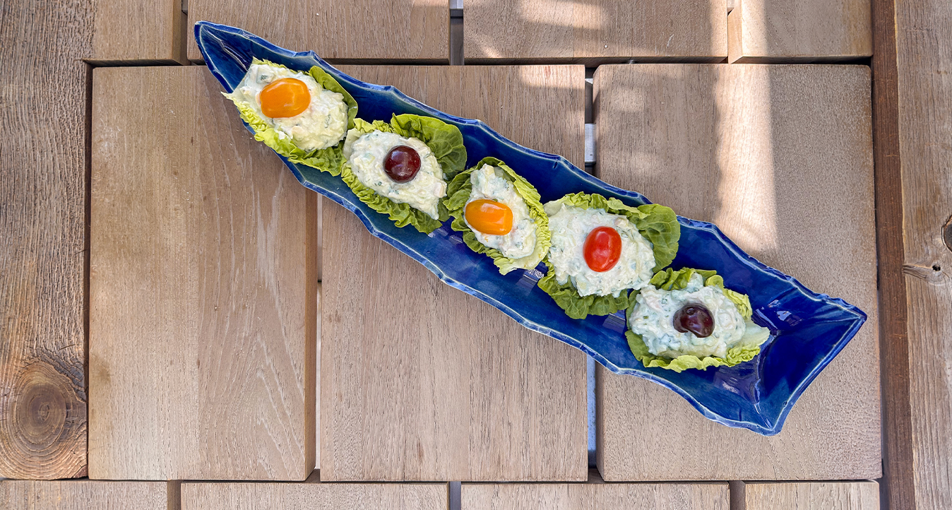 Cogollos rellenos de pechuga pollo, con aliño de yogur y menta