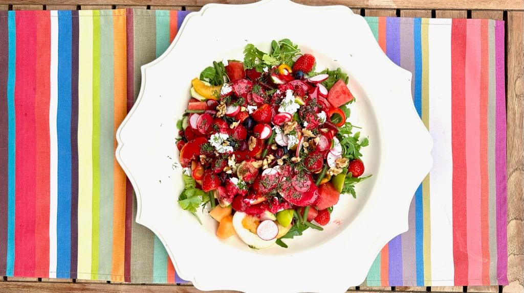 Ensalada veraniega con aliño de humus de remolacha