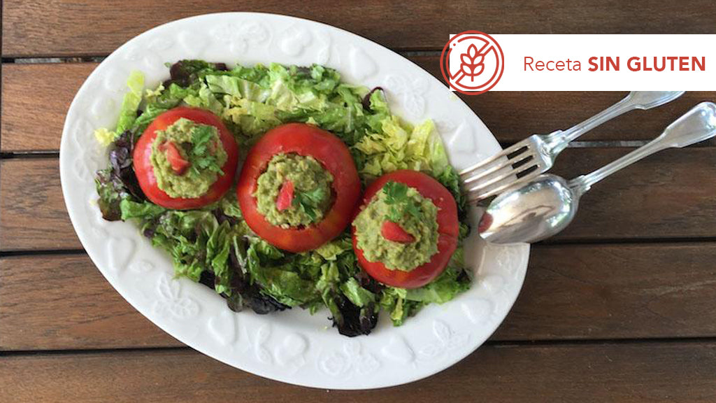 Tomates rellenos de quinoa con copete de aguacate