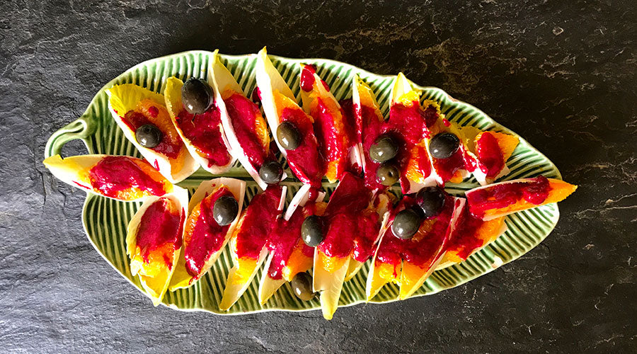 Ensalada de endivias con naranja y aliño de  hummus remolacha