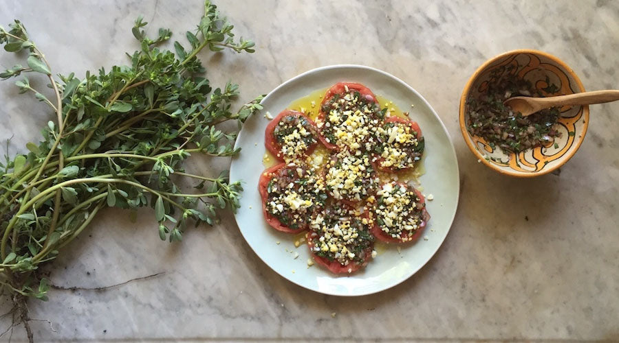 Ensalada de tomate con cebolla y verdolaga