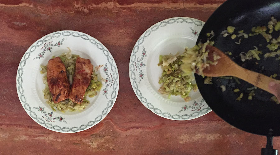 Salmón salteado teriyaki con puerro dorado