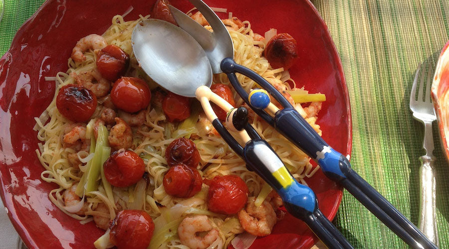 Linguini con puerros, cherrys y gambas