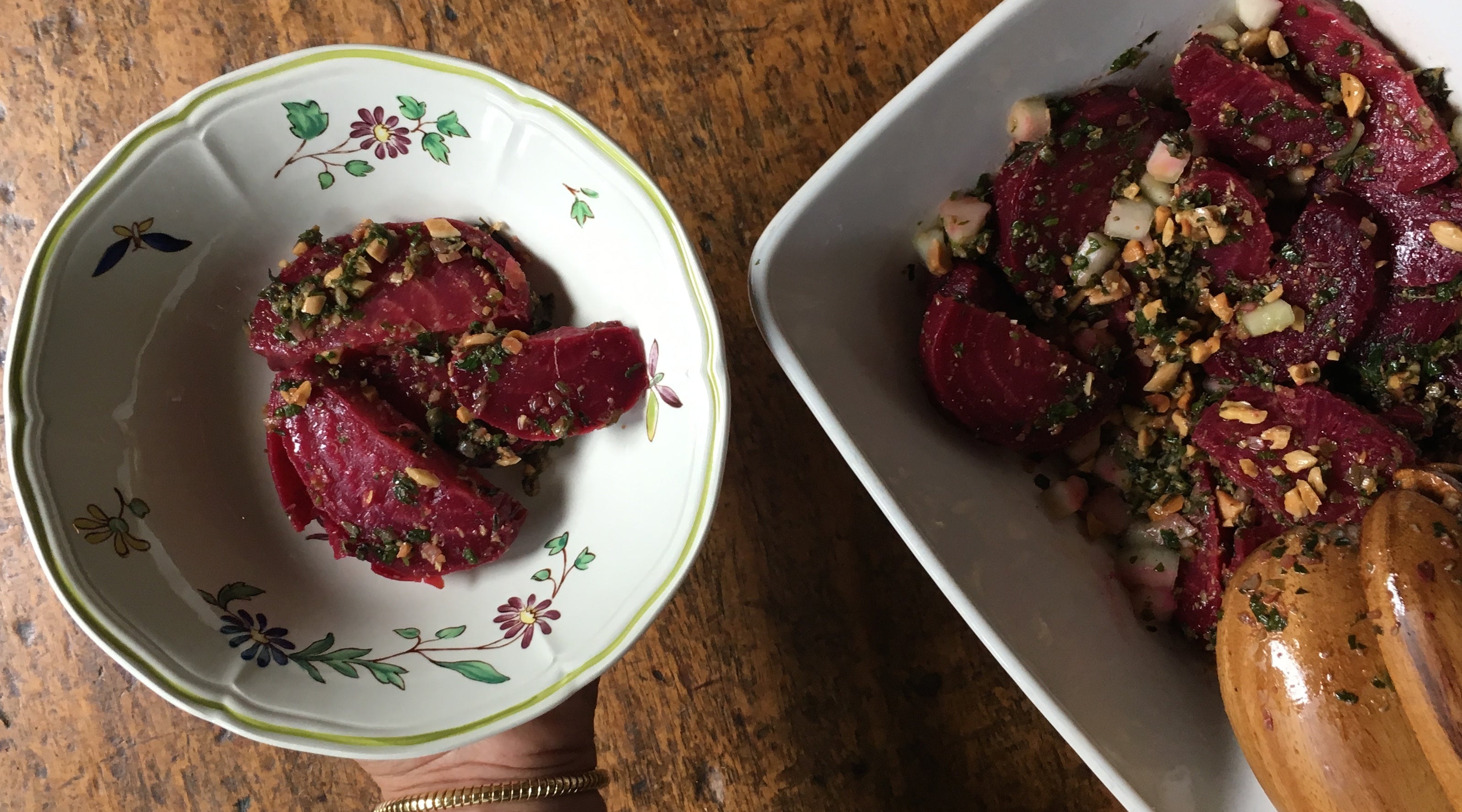 Ensalada de remolacha con pepino y almendras con salsa verde