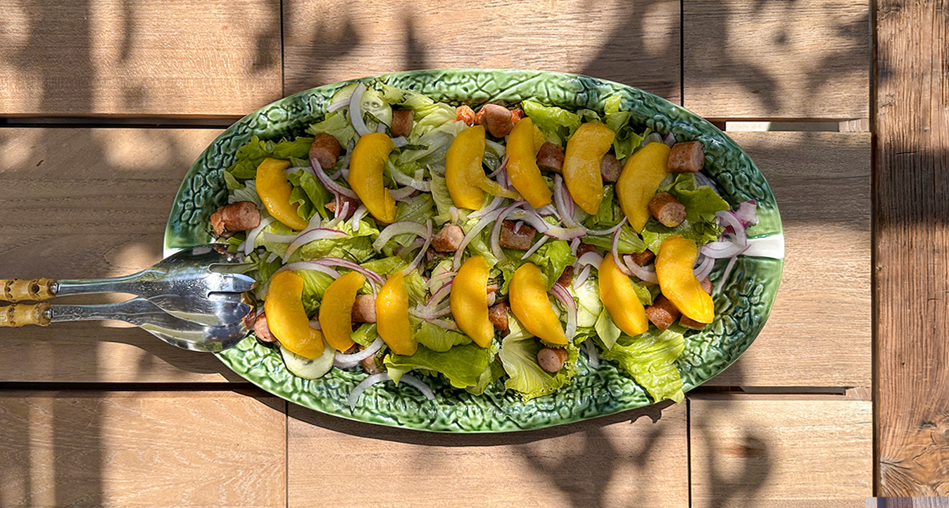 Ensalada de  salchichas de pollo con melocotón y lechuga Batavia