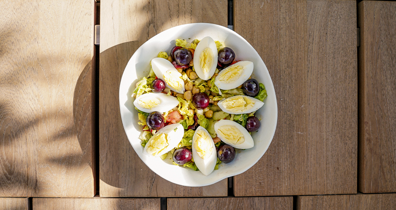 Ensalada de garbanzos y cerezas.
