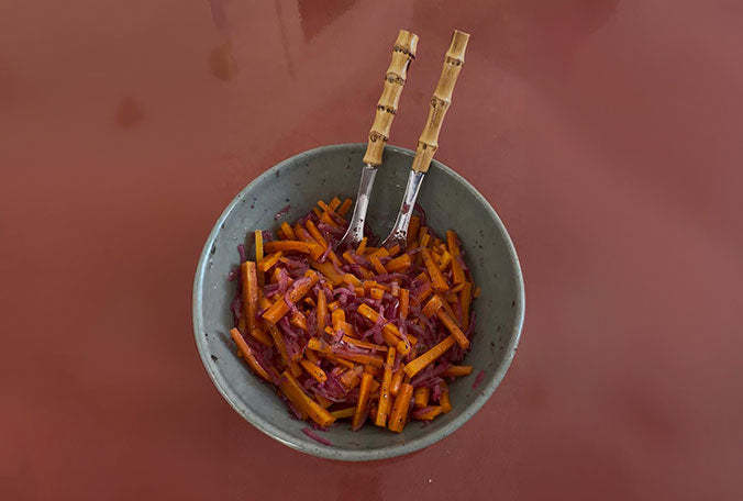 Ensalada de zanahoria al dente con cebolla morada encurtida