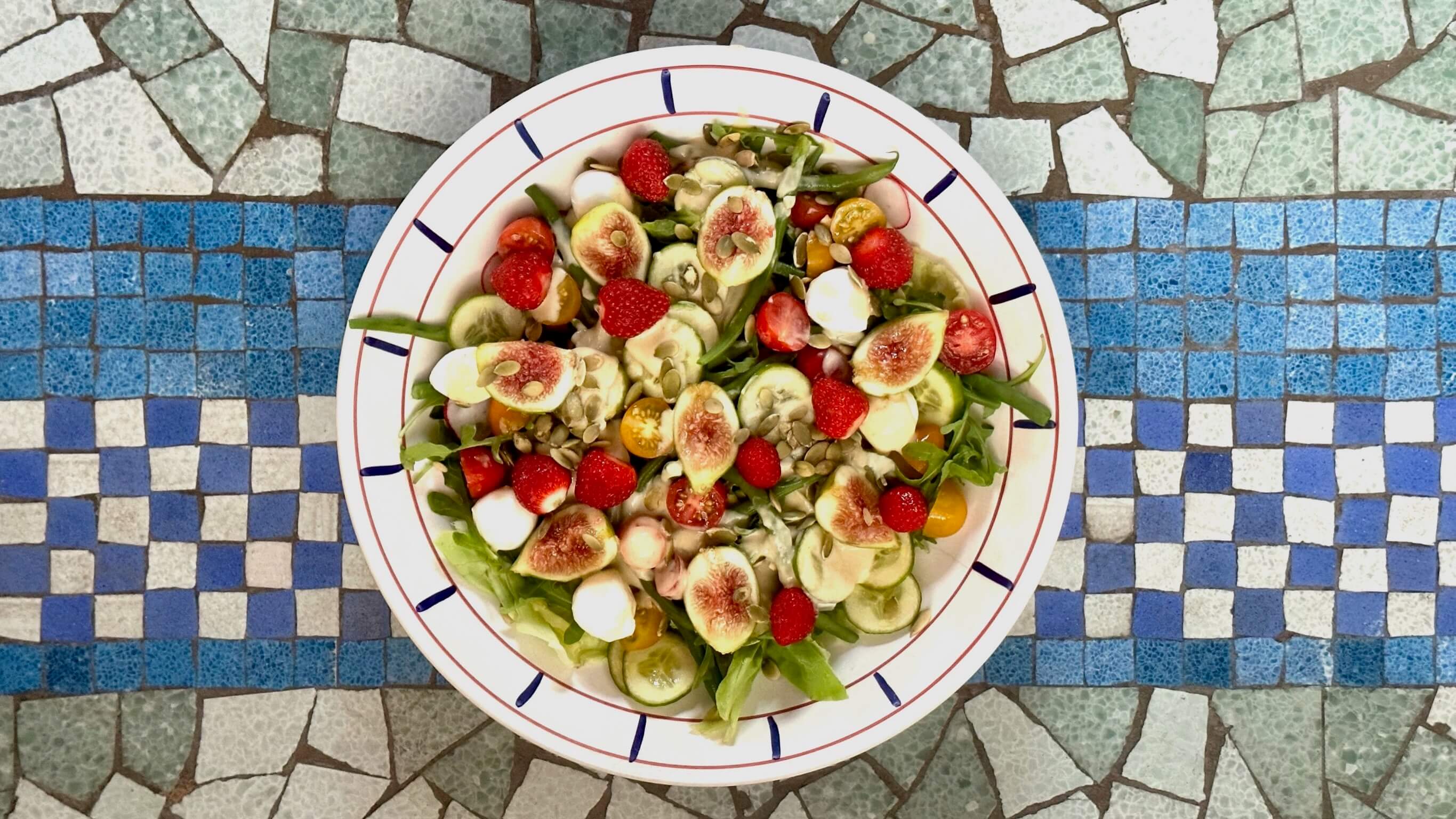 Ensalada veraniega con aliño de hummus de garbanzos