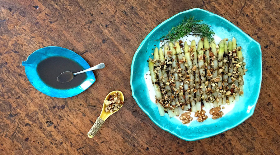 Espárragos blancos con vinagreta de ajo negro