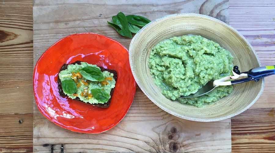 Tosta refrescante de col, aguacate y manzana ácida