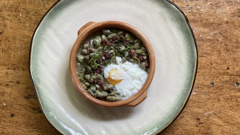 Habas con Paleta de jamón y Huevo Poché