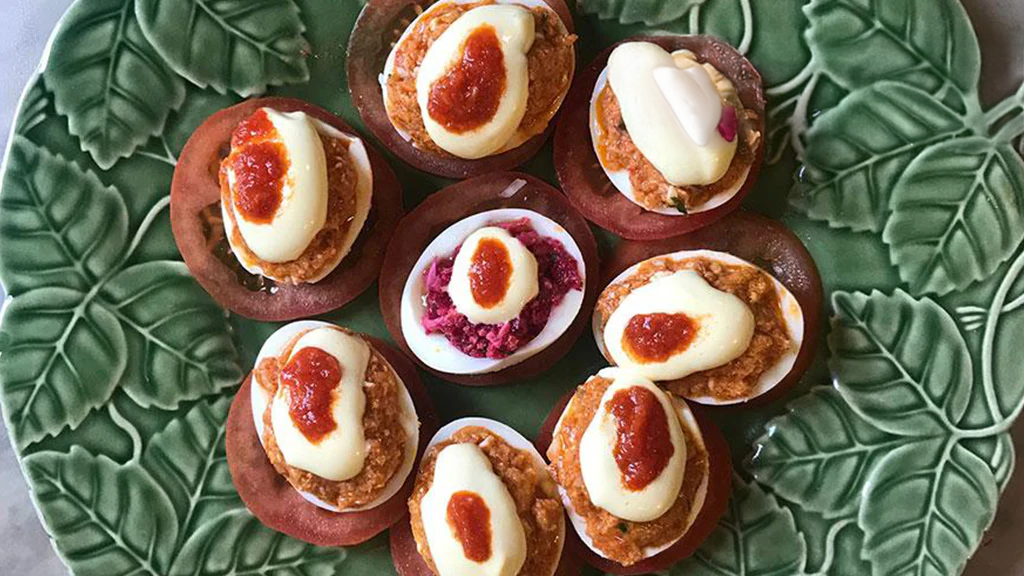 Huevos rellenos de atún